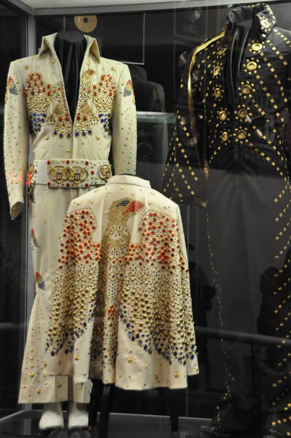 Na década de 70, as roupas de Elvis foram ficando mais e mais bregas! (Graceland, em Memphis, no Tennessee - EUA)